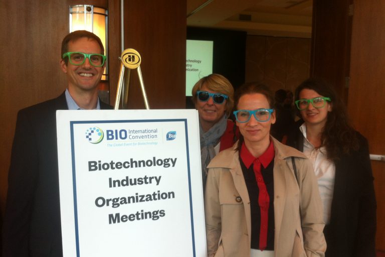 21.November 2013: John Sloan (links), Vice President, External Affairs & Member Services der Biotechnology Industry Organization und die Mitglieder des "BIO 2014"-Komitees der GACC California: Christiane Perleberg, Peggy Fleming und Dr. Marianne Schaedel (v.l.)
