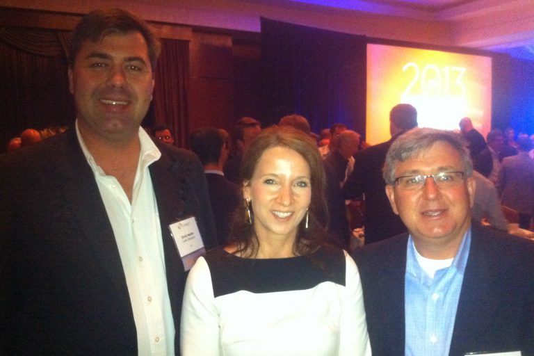 Peggy Fleming, Präsident der German American Chamber of Commerce California, mit den Finalisten Chris Neidre (links) and Louis Haerle (rechts)